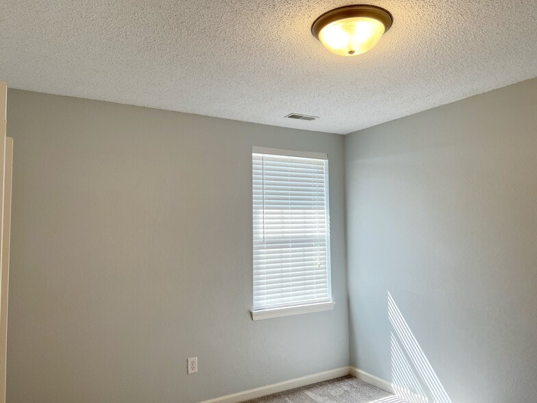 Building Photo - 2282 Middle View Dr