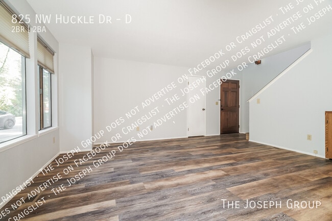 Building Photo - 825 NW Huckle Dr