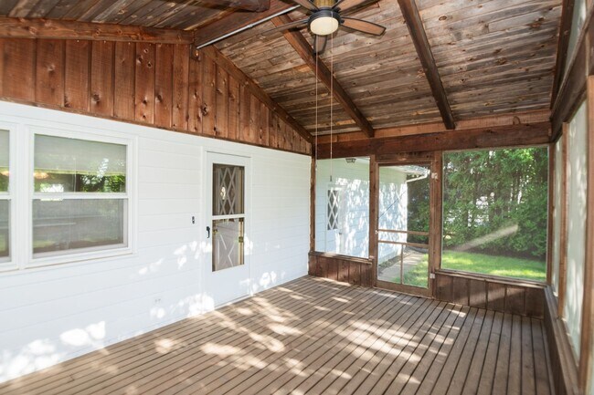Building Photo - 3 bed 2 bath home in Valparaiso