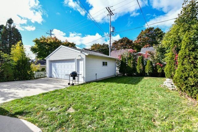 Building Photo - Wonderful 3 Bedroom Lower Flat