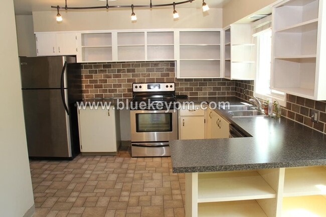 Building Photo - 2 Bed, 1 Bath Home Near Park Rose City Gol...