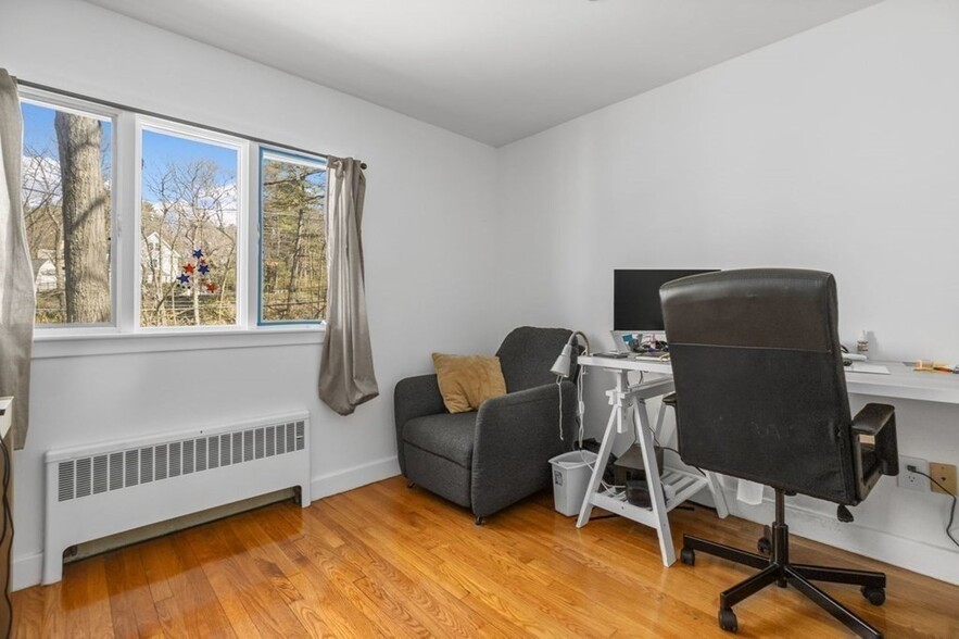 Building Photo - 608 Beacon St
