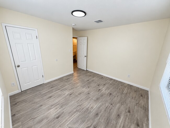 Building Photo - 6518 N 61st Dr