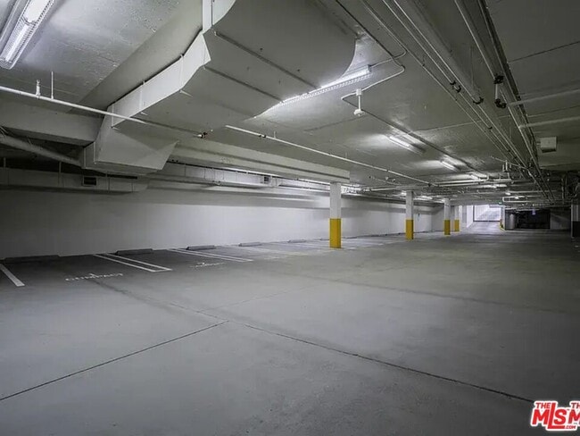 Building Photo - 2391 Roscomare Rd