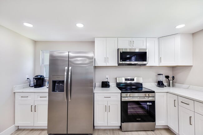 Building Photo - Englewood Padsplit Co-living Affordable Ho...