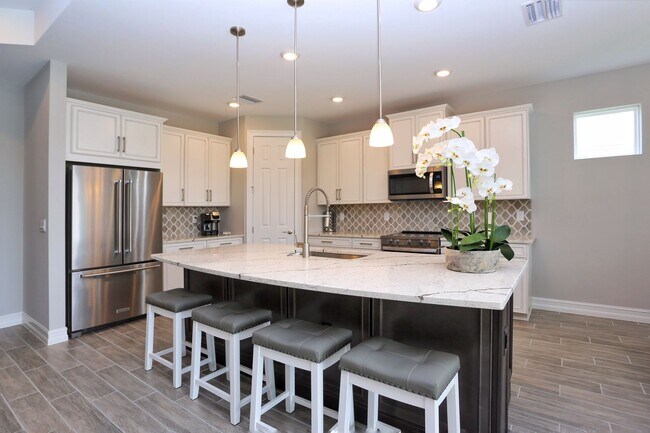 Building Photo - **Brand New, Bright & Beautiful Bonita Spr...