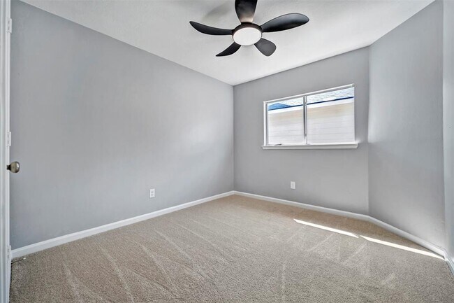 Building Photo - 22250 Queenbury Hills Dr