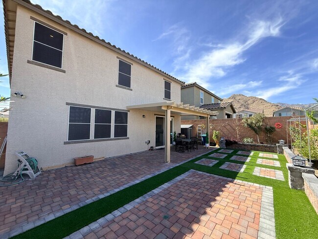Building Photo - Gated NW community 5Bed
