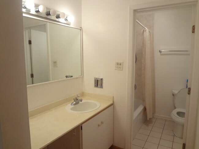 Building Photo - 6105 Knoll Valley Dr
