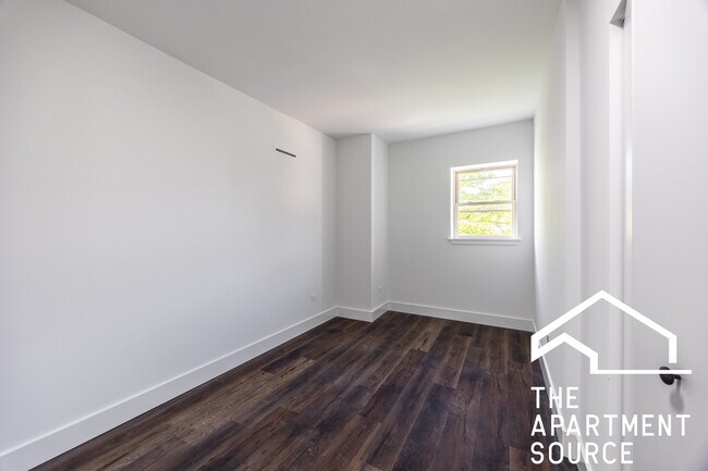 Building Photo - 1555 W Hollywood Ave