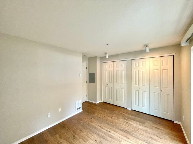 Building Photo - Great Condo For Rent