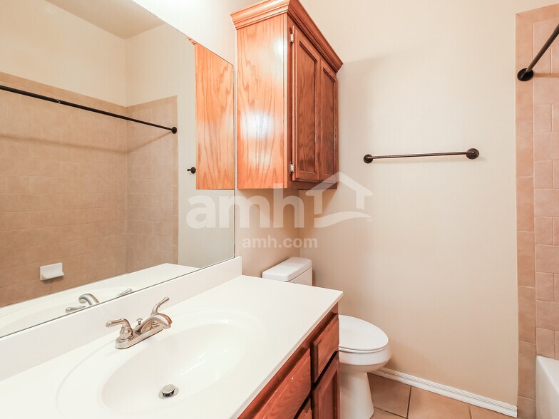 Building Photo - 628 E Elder Ln