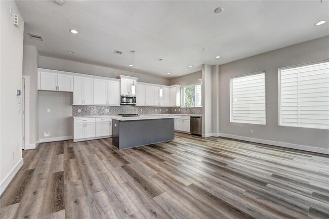 Building Photo - 3362 Pinemont Dr