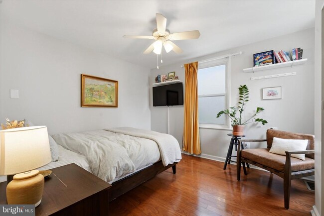 Building Photo - 1233 E Colona St