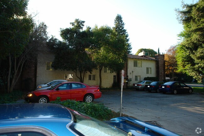 Building Photo - 404 Hickory St