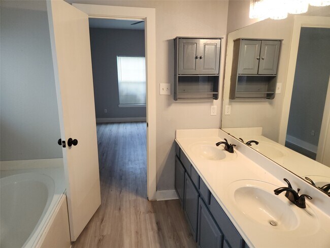 Building Photo - 20911 Walder Ct