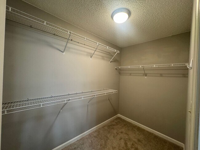 Building Photo - Condo Living in Newport News