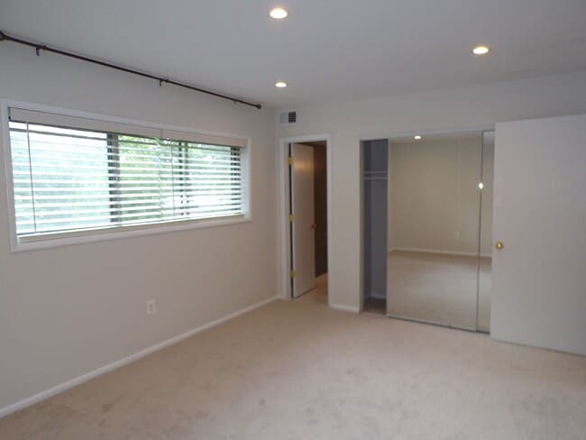 Building Photo - Two Bedroom, Two Bath Condo Located Near T...