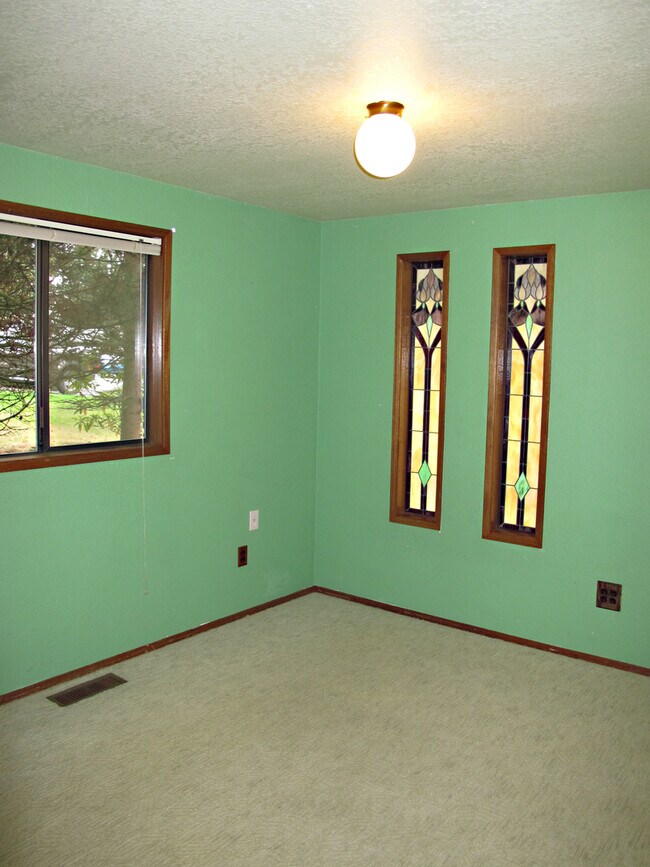 Building Photo - Pet Negotiable 3 Bedroom Home. Fire Place and Garage.