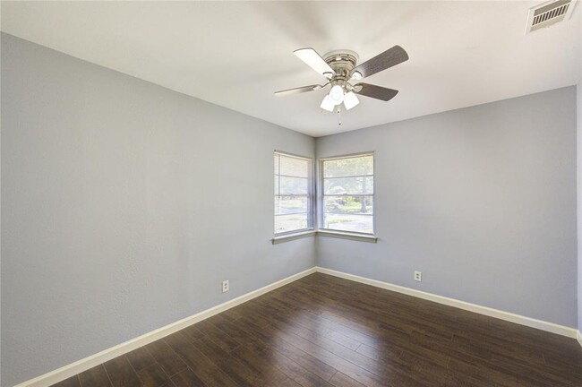 Building Photo - 2502 Roy Cir