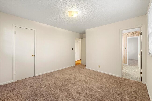 Building Photo - 552 Duke Dr