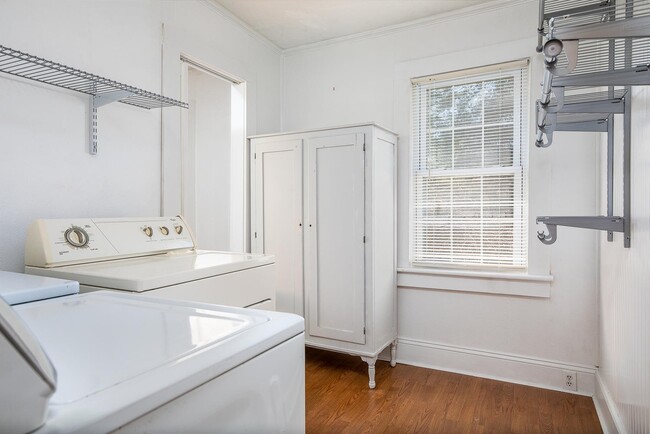 Building Photo - Adorable East Asheville House