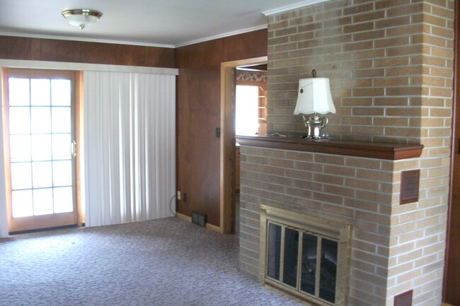 Building Photo - 403 Oak St