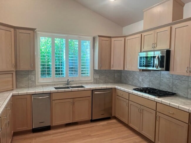 Building Photo - NEW TO MARKET, 3 BEDROOM EAST MEDFORD HOME
