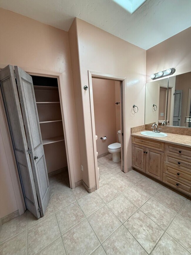 Building Photo - 1903 Coyote Ridge Dr