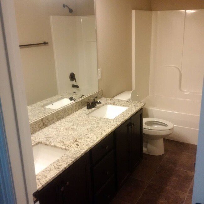 Building Photo - Nice 3 bedroom 2 bath 3 car garage home in East Fayetteville