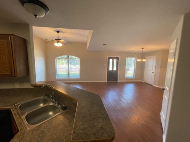 Building Photo - 604 Hilltop Dr