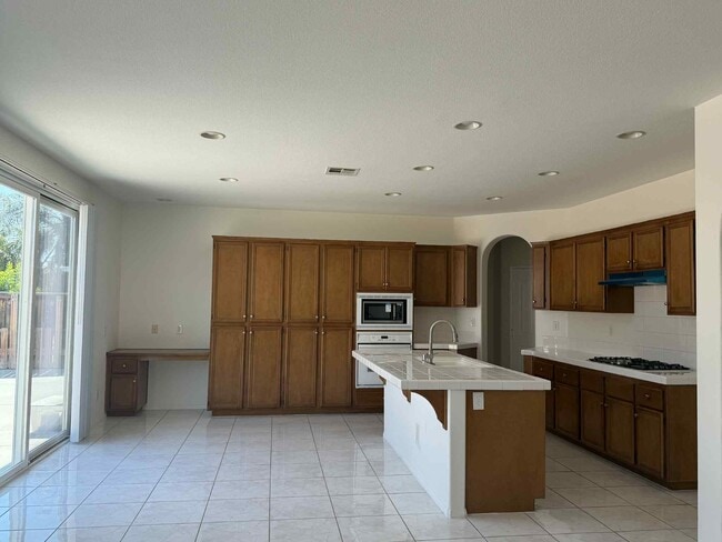Building Photo - 27647 Rosemont Ct