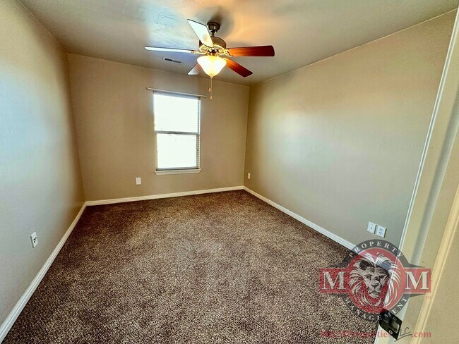 Building Photo - 3 Bd 3.5 Bath Model Like Townhome in Riverton