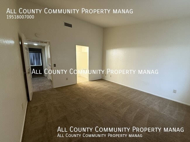 Building Photo - 2277 Oak Ave