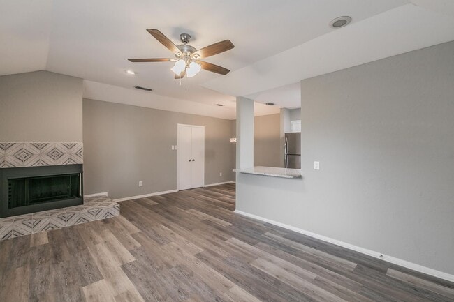 Building Photo - COMING SOON! FULLY REMODELED 2 bedroom, 2 ...