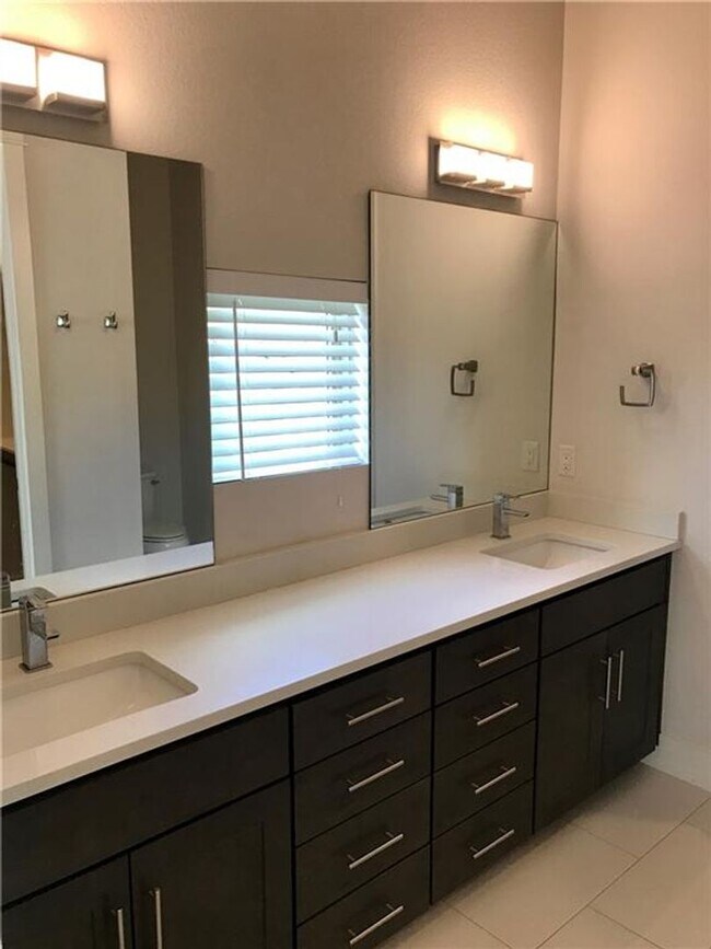 Building Photo - Central Austin / 3 bedroom, 2.5 baths / Mo...