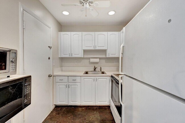 Building Photo - 3040 NE 16th Ave