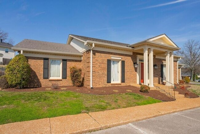 Building Photo - Beautiful 3 Bed Brentwood Townhome!