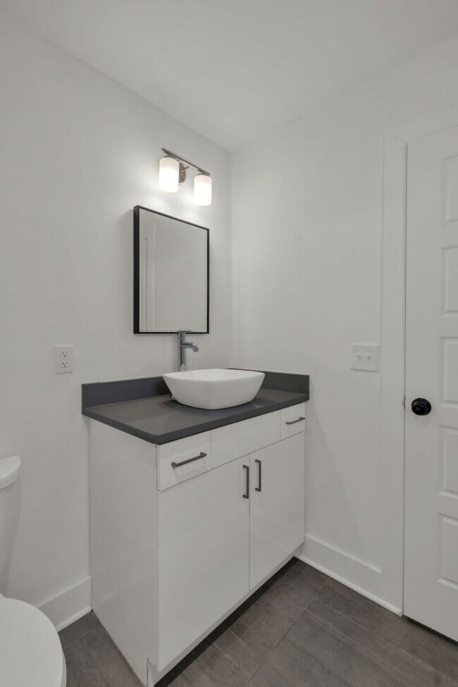 Building Photo - Modern Living In East Nashville!