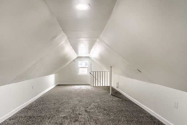 Building Photo - Bright & Charming 2bed/1bath + Mudroom Home in Tacoma!