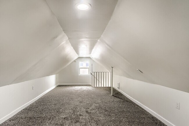 Building Photo - Unique Tacoma Home with Loft & Spacious Yard – Flexible Living Space!