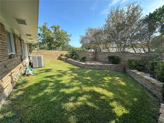 Building Photo - 301 Bermuda Pl