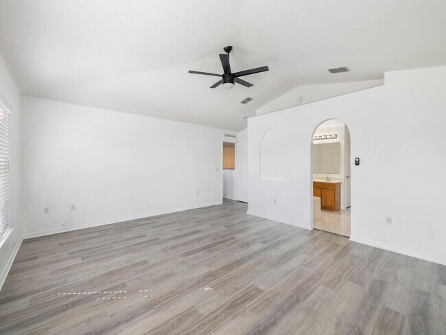 Building Photo - 981 SW McElroy Ave