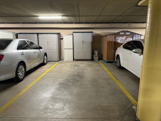 Building Photo - Move in ready Condo!