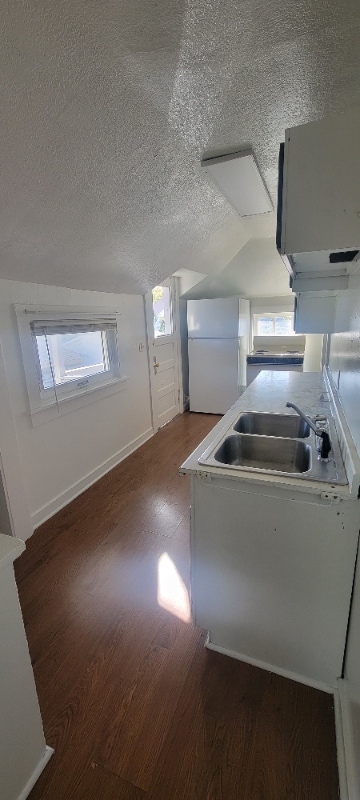 Building Photo - 865 W 5th St