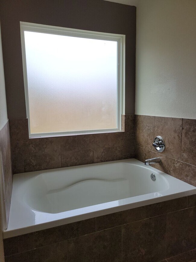 Building Photo - Open floor plan & small pets allowed! 3BD/...