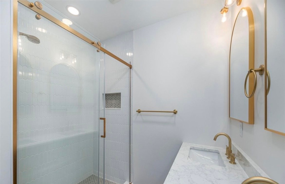 Building Photo - 15 Maplewood Dr