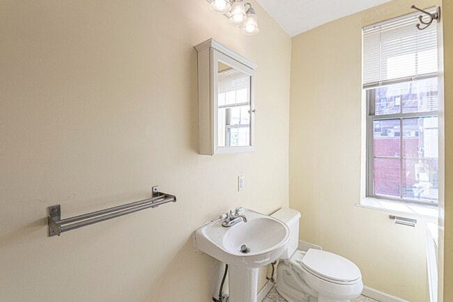 Building Photo - 527 S 21st St