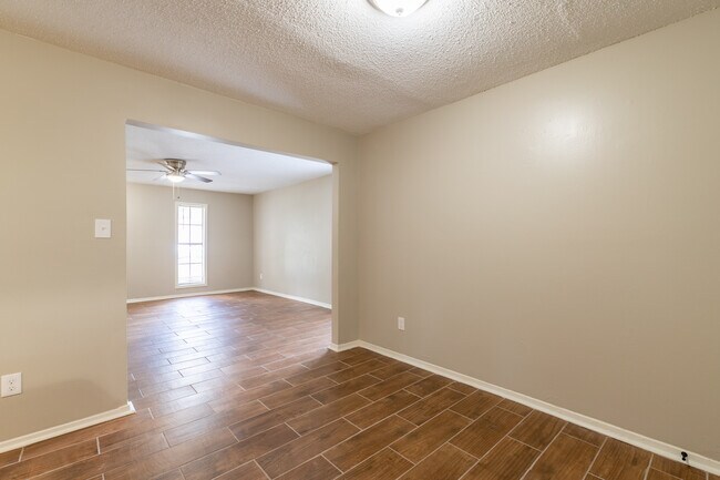 Building Photo - 3869 Winwood Dr