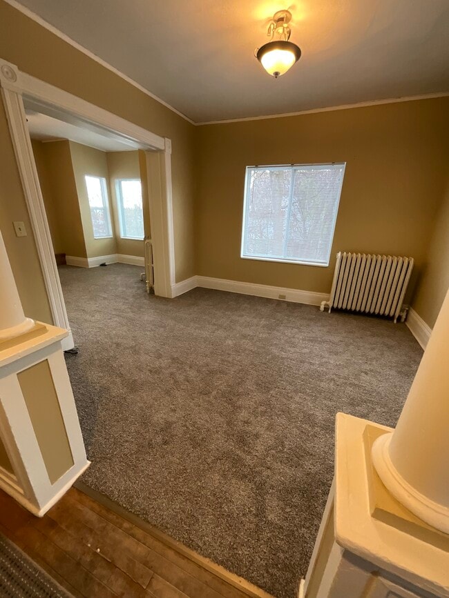 Building Photo - 1324 E 2nd St